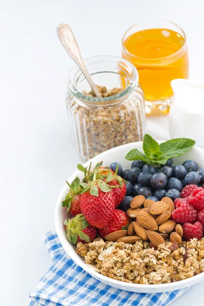 Здоровий поживний сніданок з кашею та ягодами — стокове фото