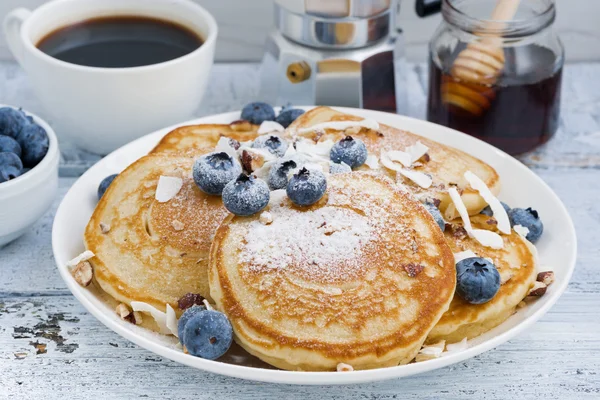 Homemade pancakes with blueberries, honey and powdered sugar — Stock Photo, Image