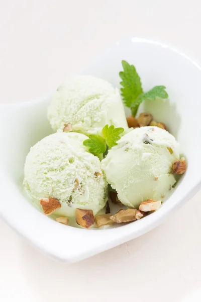 Helado de pistacho en un tazón, vertical, primer plano — Foto de Stock