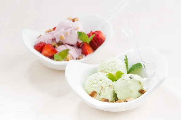 ピスタチオとイチゴのアイスクリーム — ストック写真