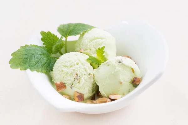 Pistáciovou zmrzlinu v misce — Stock fotografie
