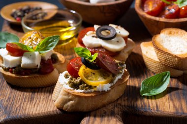 Lezzetli İtalyan aperatifleri - çeşitli bruschetalar, yakın plan