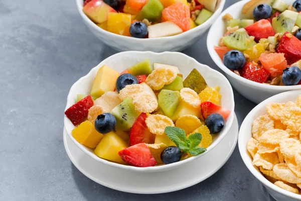 Assortiment van verse fruitsalades — Stockfoto