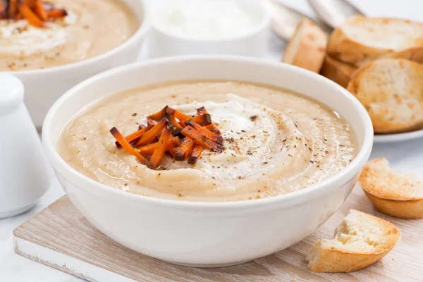 Cream soup with caramelized carrots, closeup — Stock Photo, Image