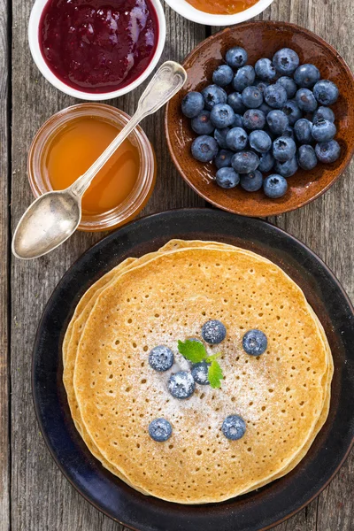 Crepes med färska blåbär, sylt och honung, vertikal — Stockfoto