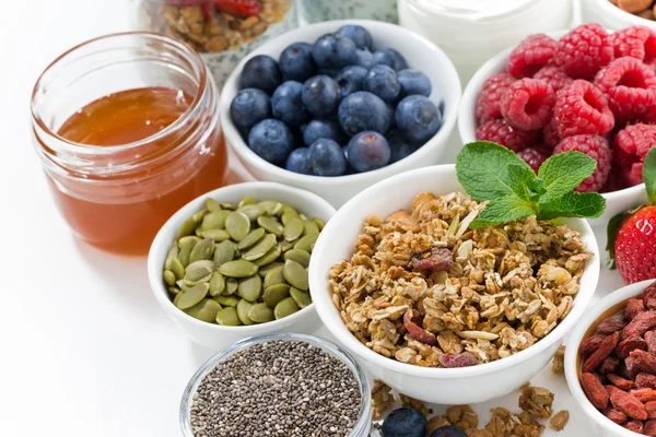 Τρόφιμα για υγιεινή διατροφή και πρωινό σ ' άσπρο τραπέζι — Φωτογραφία Αρχείου