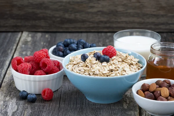 Verse ontbijt producten op een donkere houten achtergrond — Stockfoto