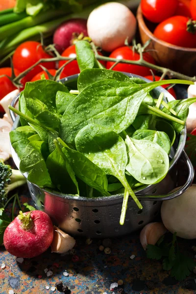 新鮮な有機野菜や暗い背景にスパイス — ストック写真