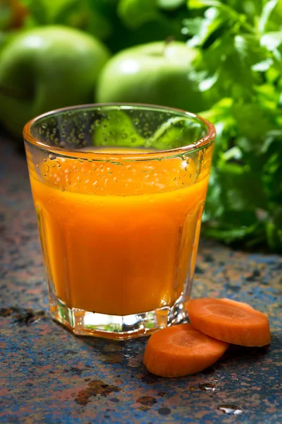 Bicchiere di succo di carota fresco, verticale, primo piano — Foto Stock