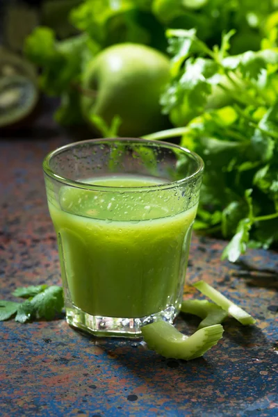 Vetro di succo fresco di sedano e verdi — Foto Stock