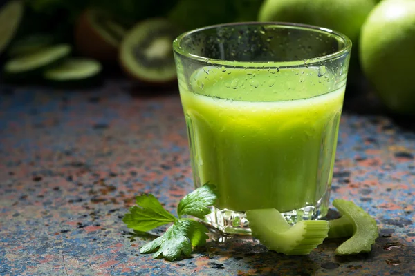 El vaso del jugo del apio y la verdura, el primer plano — Foto de Stock