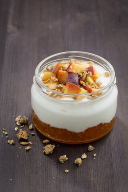 tatlı krem, granola ve ahşap masa üzerinde şeftali reçeli