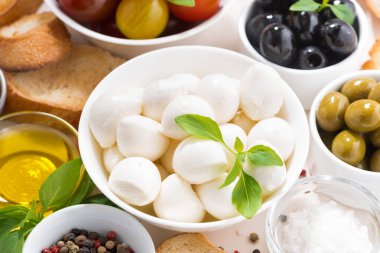 Beyaz masa üzerinde mozzarella salatası için taze malzemeler
