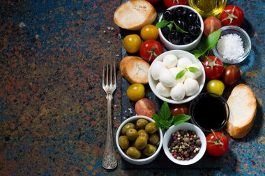 Mozzarella peyniri, salata ve ekmek için malzemeler