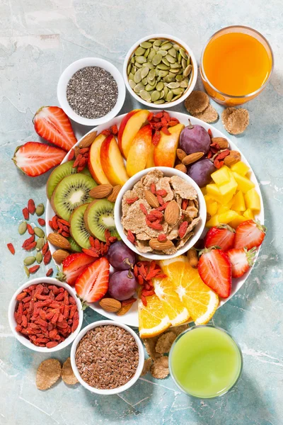 Verse seizoensgebonden groenten, sappen en superfoods — Stockfoto