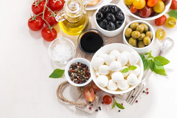 Ingredientes para ensalada con mozzarella sobre fondo blanco —  Fotos de Stock