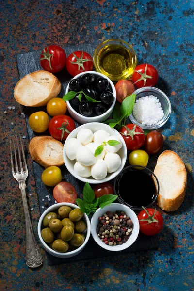 Mozzarella, ingredientes para la ensalada y el pan —  Fotos de Stock