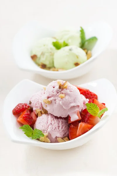 Helado de fresa y pistacho, primer plano vertical — Foto de Stock