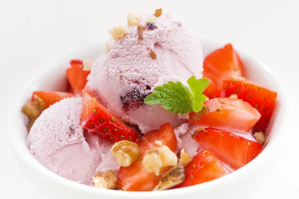 草莓冰淇淋在一个碗里，特写 — 图库照片