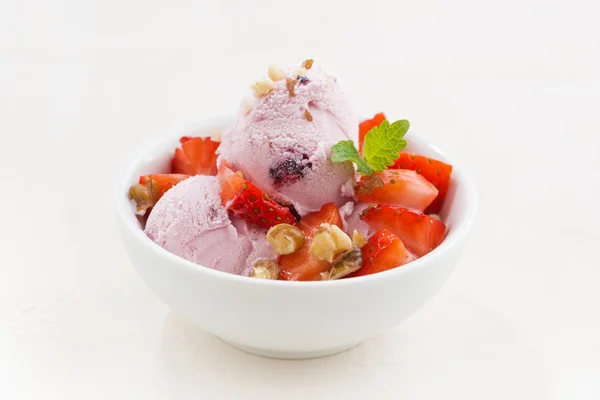 草莓冰淇淋在碗里 — 图库照片