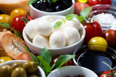 Mozarella, salata ve ekmek malzemeleri, yakın plan.