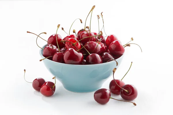 Tigela de cerejas frescas em um fundo branco — Fotografia de Stock