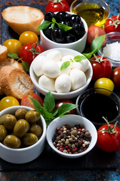 Mozzarella, ingredienser för sallad och bröd, vertikal — Stockfoto