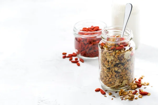 Granola saludable con bayas de goji en un frasco de vidrio — Foto de Stock