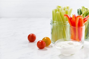 sağlıklı aperatifler, karışık taze sebze ve yoğurt 