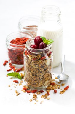 sağlıklı gıda, granola goji meyveleri ve kiraz bir cam ile 