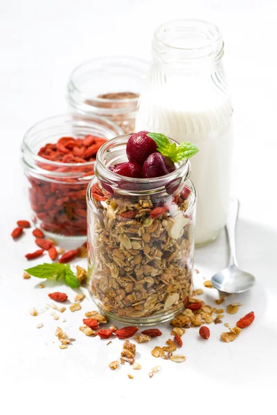 Sağlıklı gıda, granola goji meyveleri ve kiraz bir cam ile — Stok fotoğraf