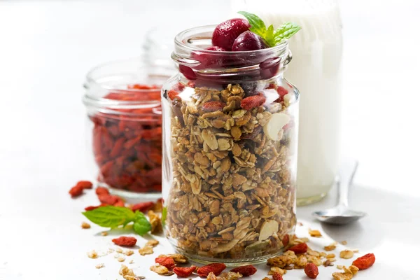 Comida saudável, granola com bagas de goji e cerejas em um copo — Fotografia de Stock