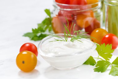 sağlıklı aperatifler, karışık taze sebze ve yoğurt 