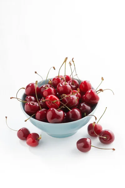 Tigela de cerejas frescas em um fundo branco, vertical, vista superior — Fotografia de Stock