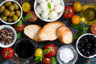 Mozzarella peyniri, salata ve ekmek, en iyi görünüm için malzemeler 