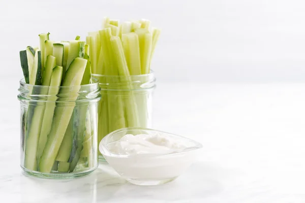 Nyttiga snacks, gröna grönsaker och yoghurt, närbild — Stockfoto