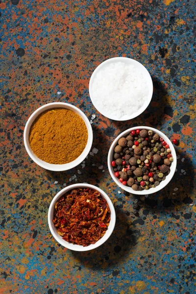 Asortyment pieprz, różnych przypraw i soli morskiej w misce — Zdjęcie stockowe