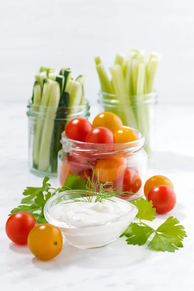 Lanches saudáveis, legumes misturados e iogurte — Fotografia de Stock