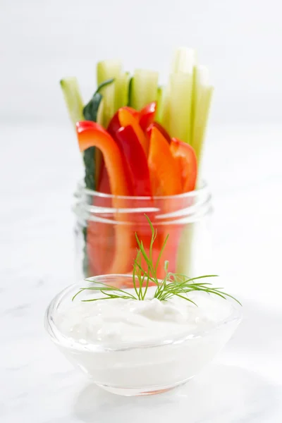 Aperitivos saludables, verduras frescas mezcladas y yogur — Foto de Stock