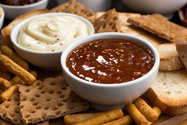 ürün yelpazesine ekmek ve meze soslar