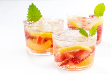 limonata limon ve çilek ile yenileme 