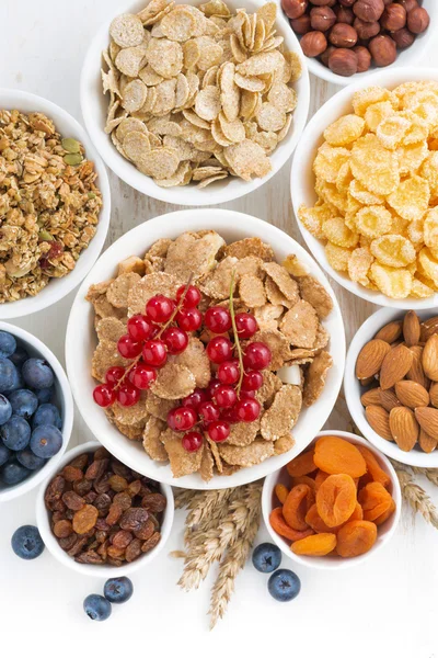 Surtido de cereales de desayuno diferentes, frutos secos — Foto de Stock