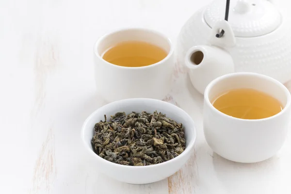 Xícaras e bule com chá verde perfumado — Fotografia de Stock