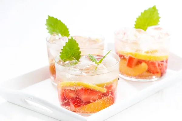 Erfrischende Limonade mit Erdbeere und Zitrone auf einem Tablett — Stockfoto