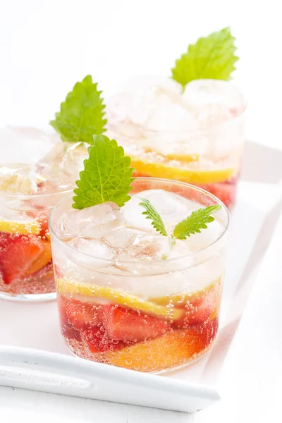 Erfrischende Limonade mit Erdbeere und Zitrone auf weißem Tablett — Stockfoto