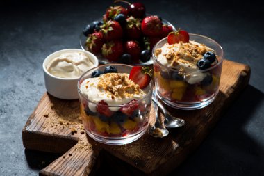 Muhallebi koyu arka plan üzerine gözlük ile çeşitli taze meyve