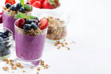 Yaban mersini tatlı granola ve beyaz arka plan ile