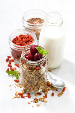 sağlıklı gıda, granola goji meyveleri ve kiraz bir cam ile 