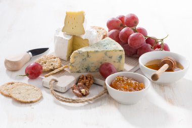 peynir, meyve ve snacks Beyaz ahşap bir masa kalıp