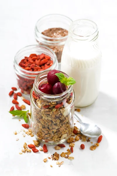 Hälsosam mat, granola med goji bär och körsbär i ett glas — Stockfoto